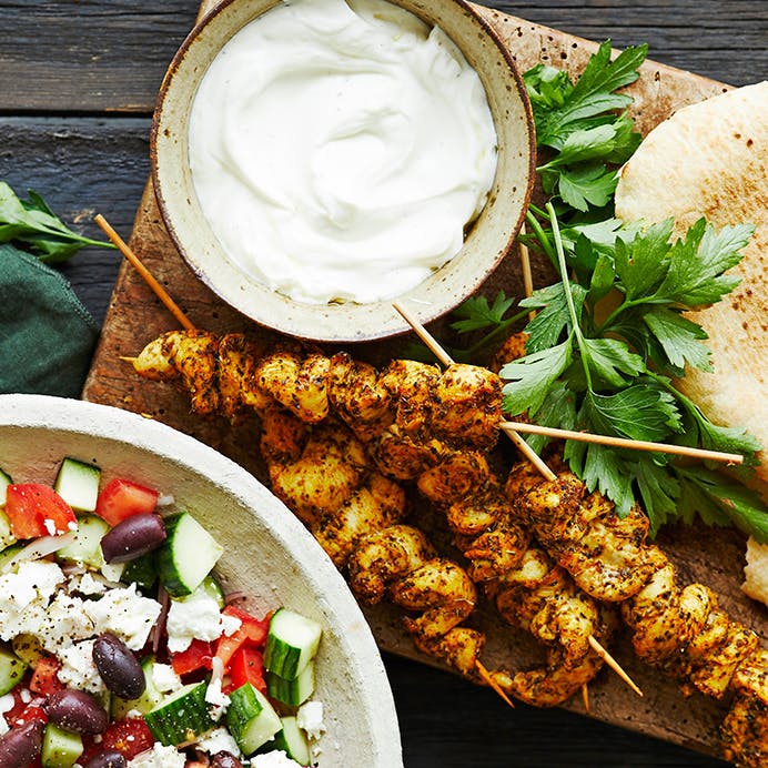 Gyros-kyllingespyd med græsk salat og yoghurtdip