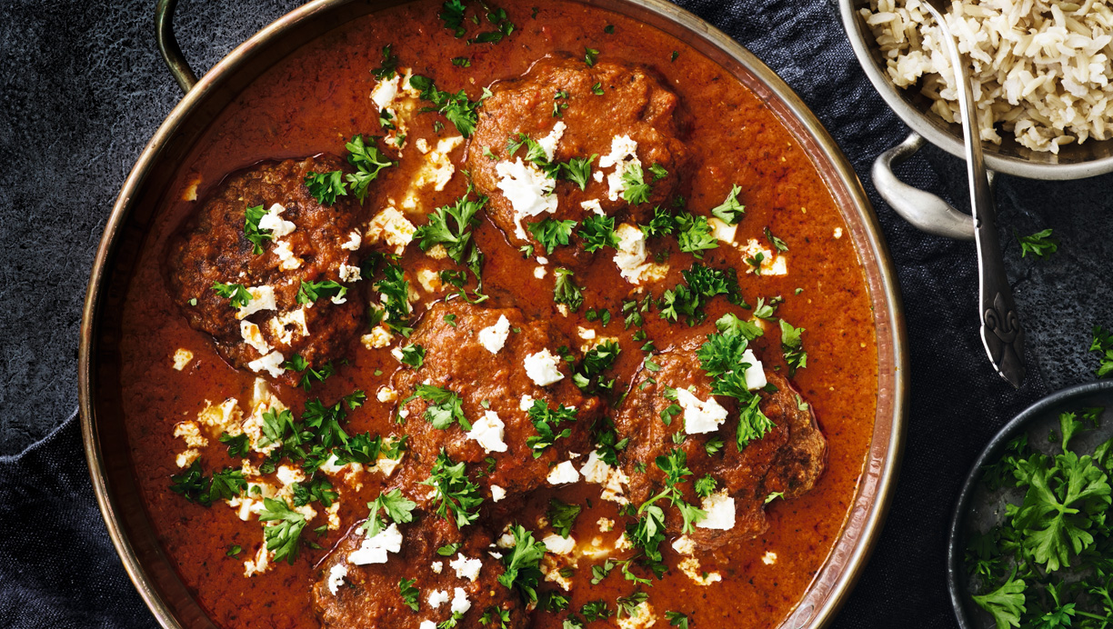 Hakkebøffer i rød peberfrugtsauce med bacon