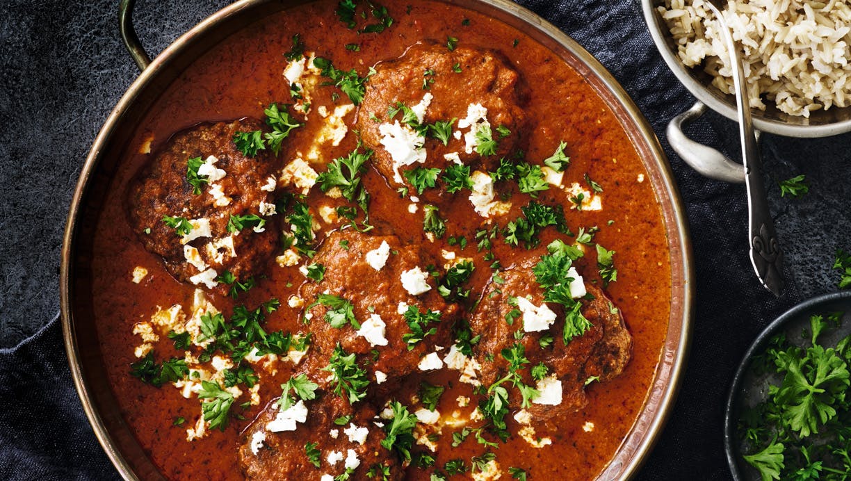 Hakkebøffer i rød peberfrugtsauce med bacon