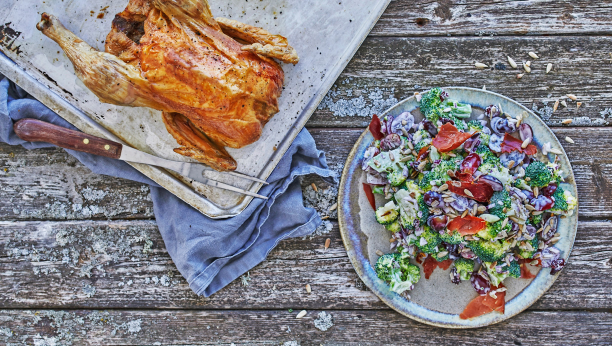 Helstegt kylling med moderne broccolisalat 
