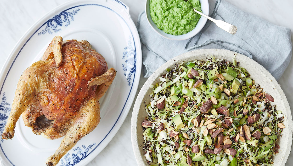 Helstegt kylling med spidskålssalat og ærtedip 