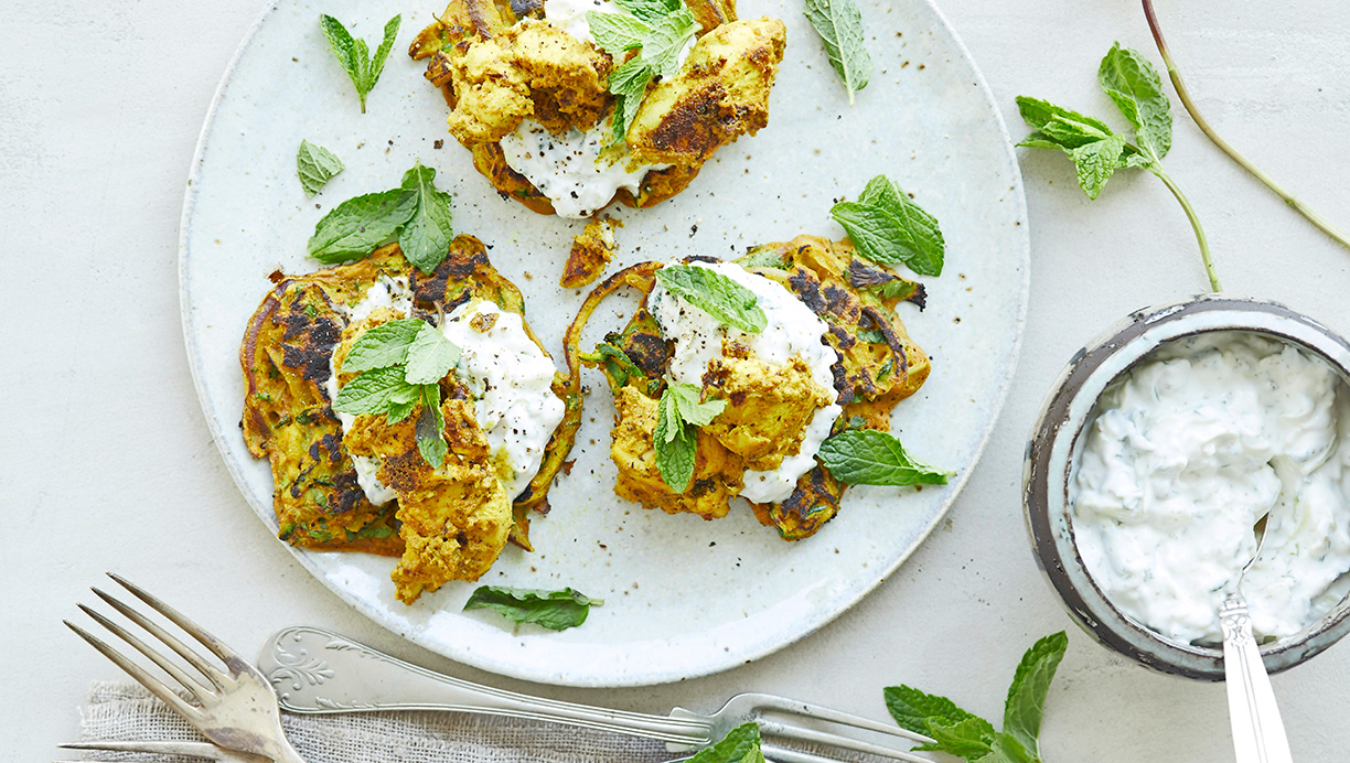 Indiske kikærtepandekager med krydret kylling og raita 