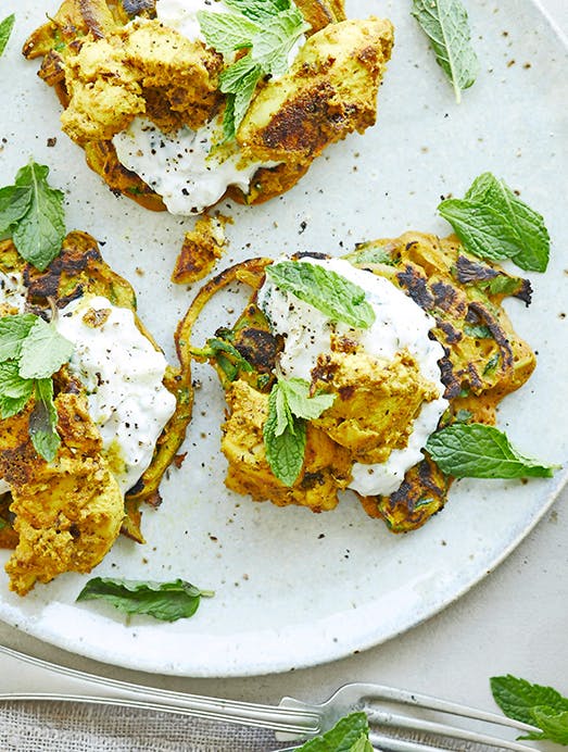 Indiske kikærtepandekager med krydret kylling og raita