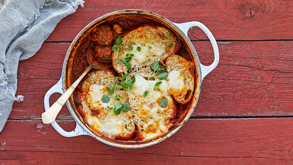 Italiensk tomatgryde med kødboller og ostebrød 