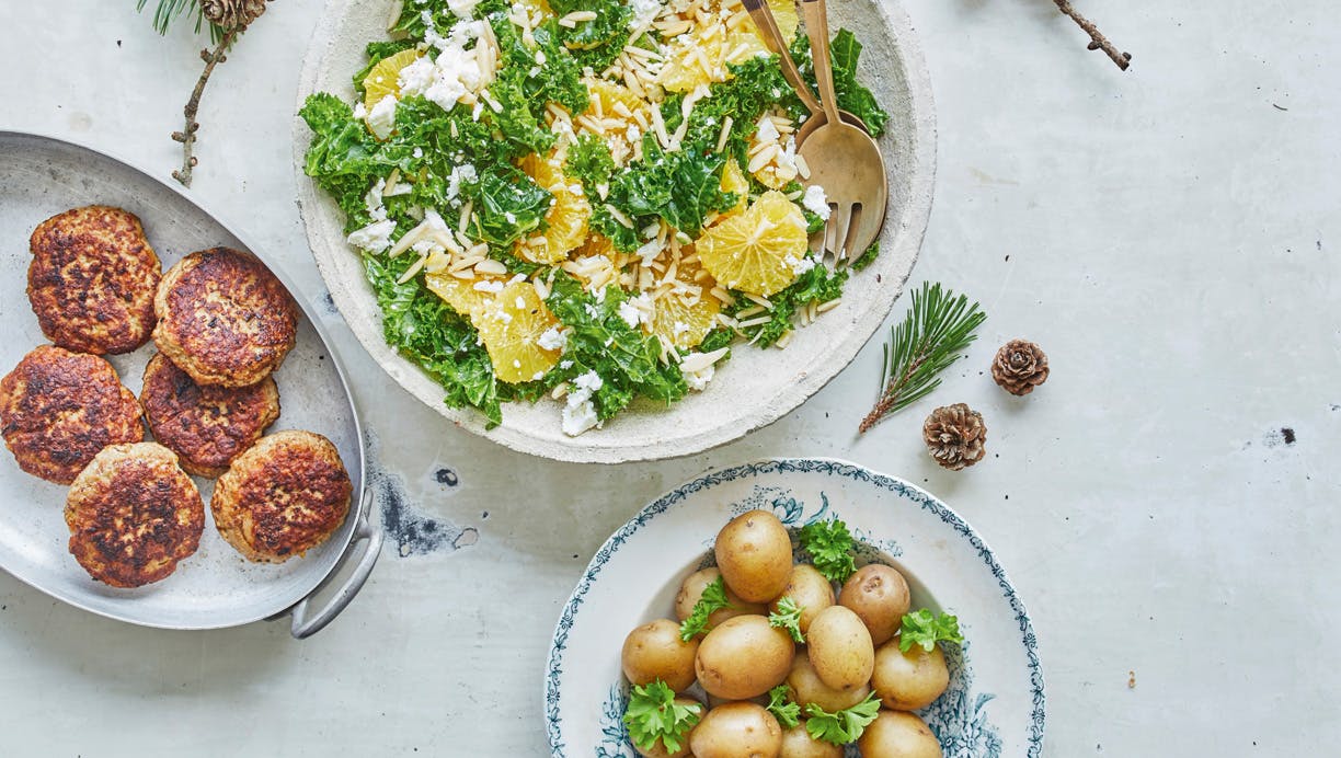 Julefrikadeller med kartofler og appelsinsalat