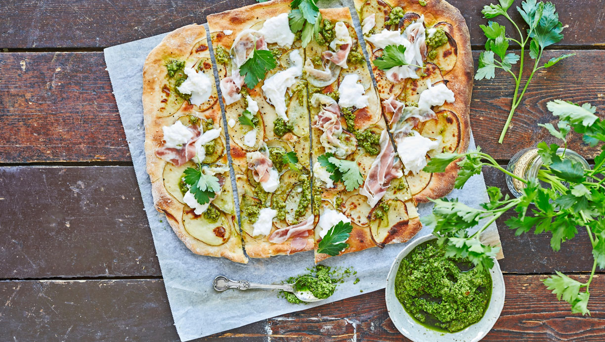Kartoffelpizza med persillepesto, mozzarella og pancetta 