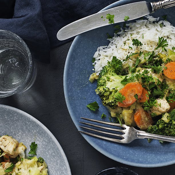 kylling og grøntsager i grøn karry