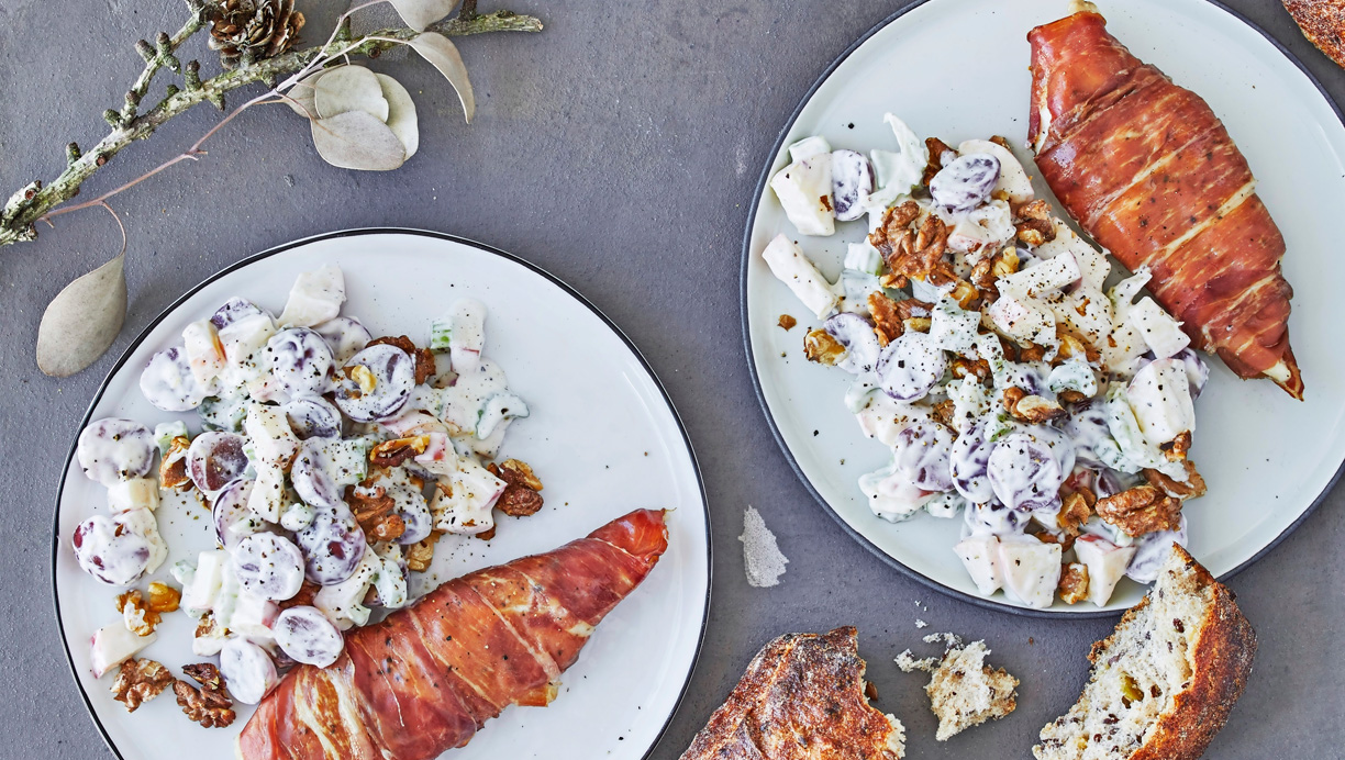 Kyllingebryst med serrano og waldorfsalat 