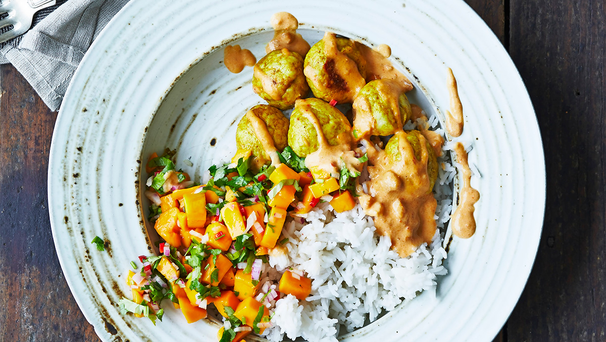 Kyllingefrikadeller med peanutbuttersauce og mangosalat 