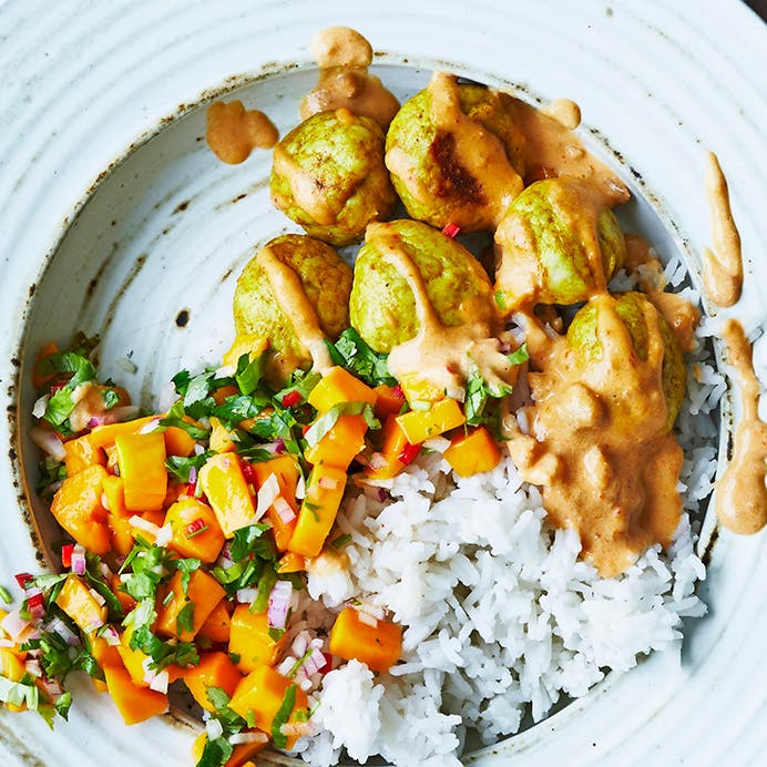 Kyllingefrikadeller med peanutbuttersauce og mangosalat