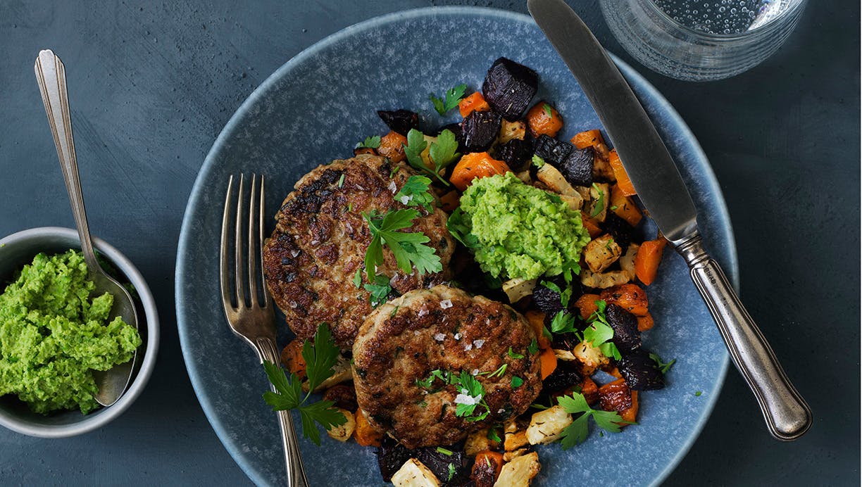 Kyllingekrebinetter med bagte rodfrugter og ærtemos