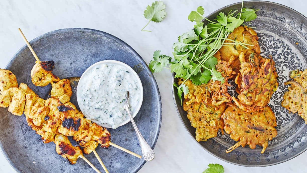 Indiske kyllingespyd med grøntsagspakora 