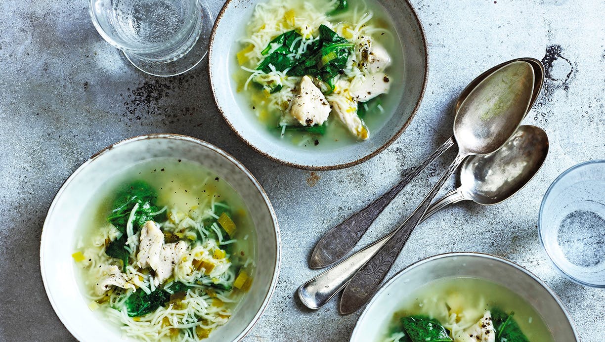 Kyllingesuppe med spinat og nudler