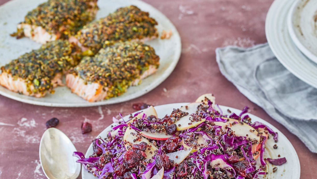 Laks med pistacie-crust og quinoasalat med tranebær og æble