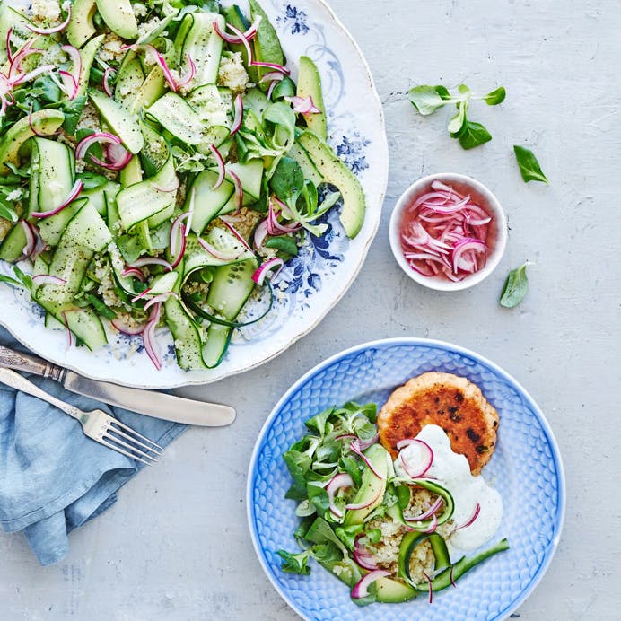 Laksefrikadeller med quinoasalat og fetadressing 