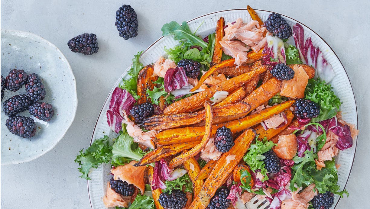 Laksesalat med gulerødder og brombær