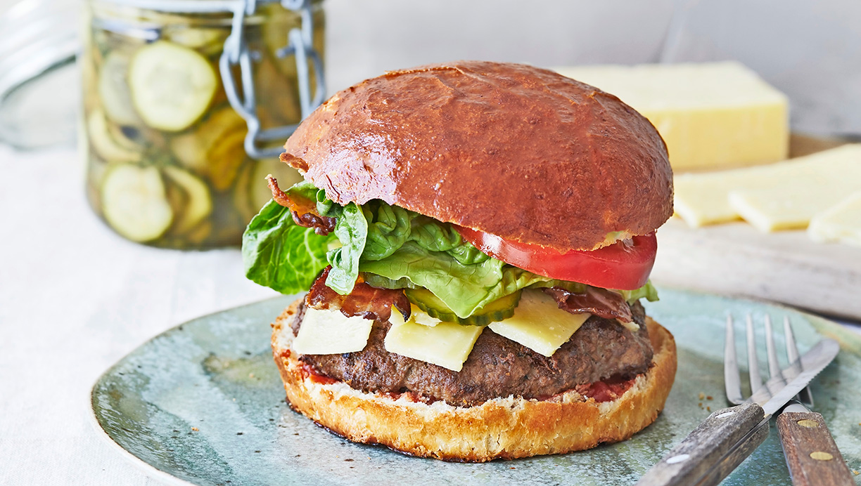 Luksusburger med lynsyltede agurker