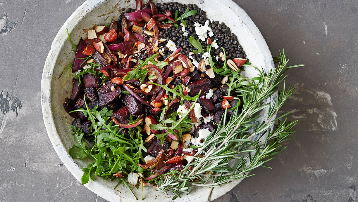 Lun linsesalat med bagte rødbeder og karamelliserede rødløg 