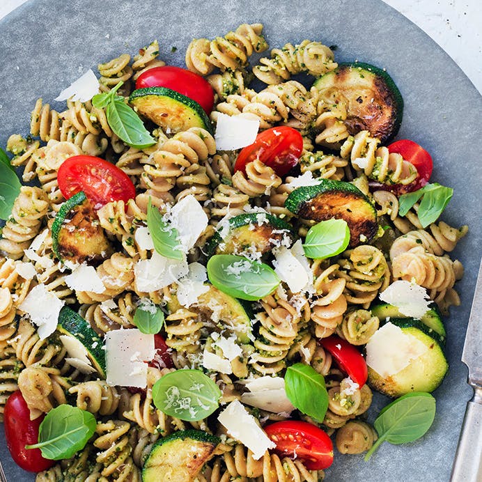 Lun pastasalat med squash, tomater og hasselnøddepesto 