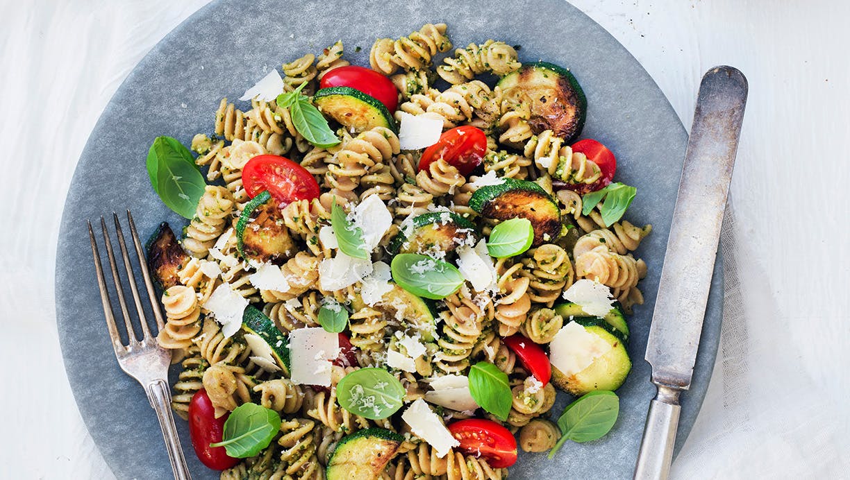 Lun pastasalat med squash, tomater og hasselnøddepesto