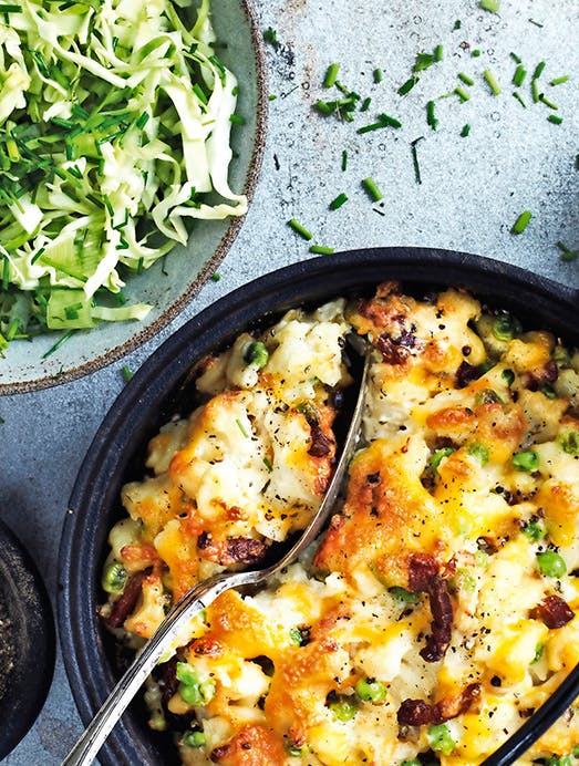 Mac and cheese med blomkål, ærter og spidskålssalat