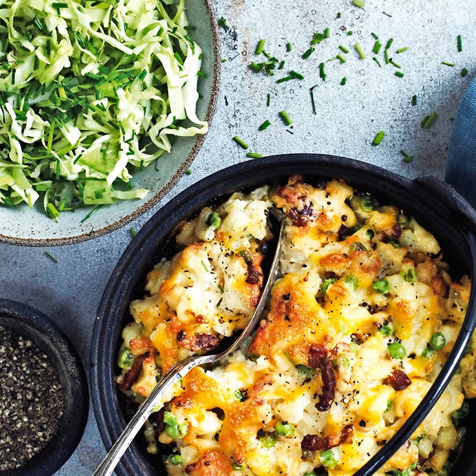 Mac and cheese med blomkål, ærter og spidskålssalat 