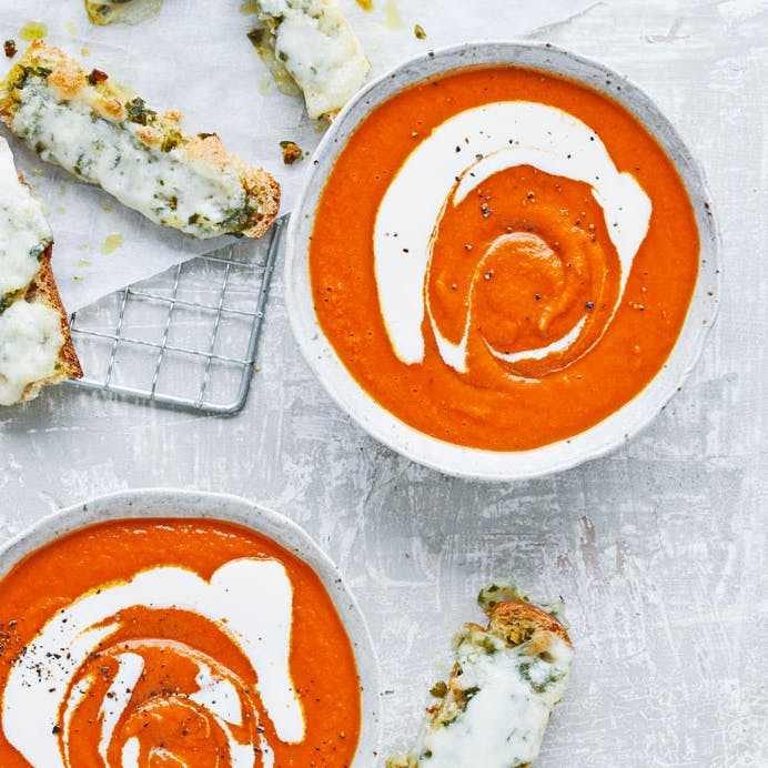 Tomatsuppe og ostebrødsstave med pesto 