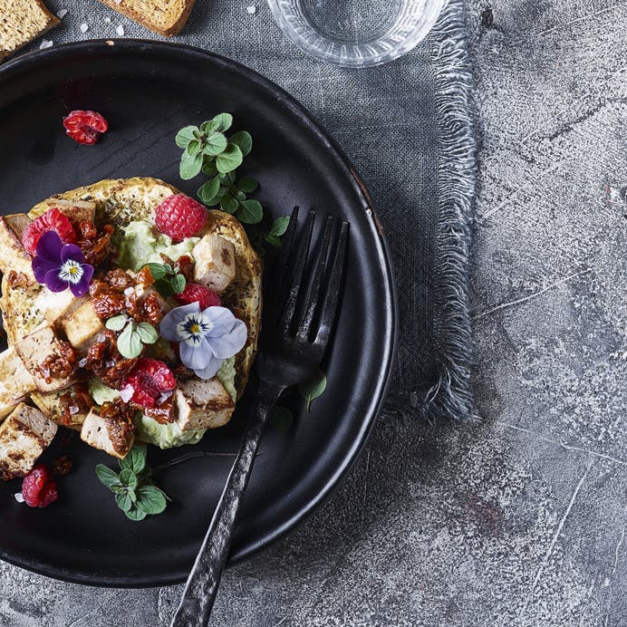 Marineret tofu med selleri og avokadomos 