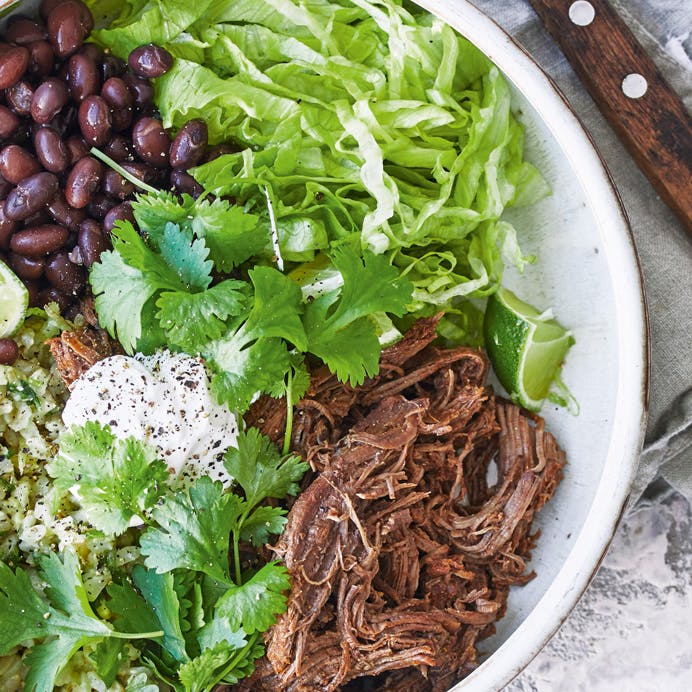 Mexicansk skål med avocado-ris og quick pulled beef