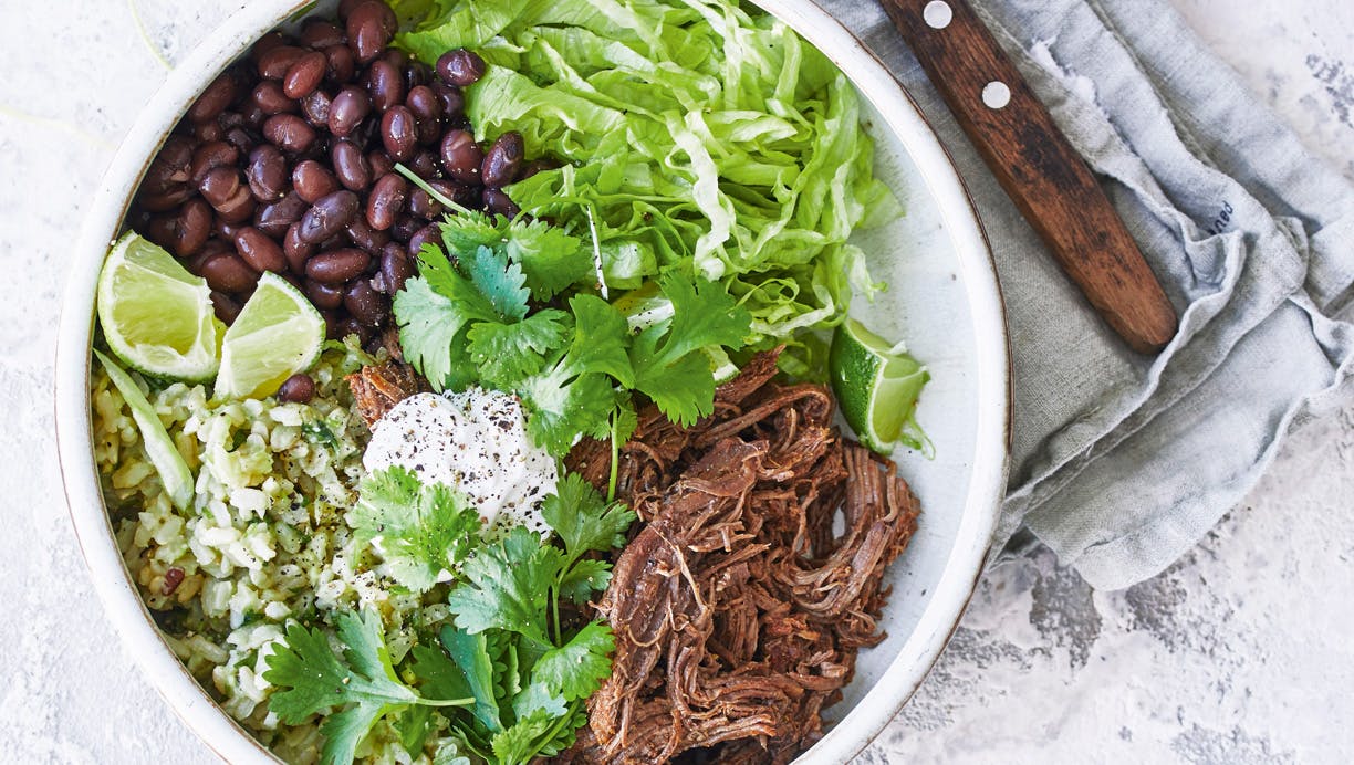 Mexicansk skål med avocado-ris og quick pulled beef