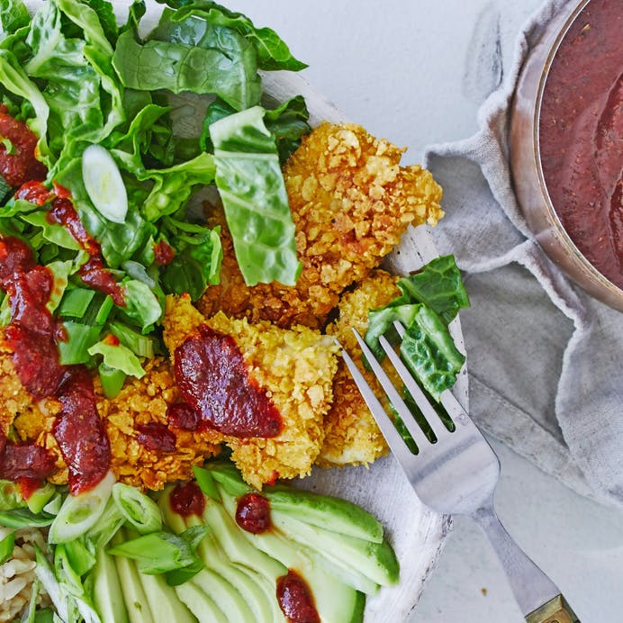 Mexicansk skål med nachos-nuggets og bbq-sauce