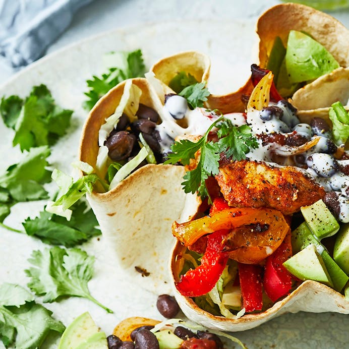 Mexicansk tortillaskål med kylling og grønt