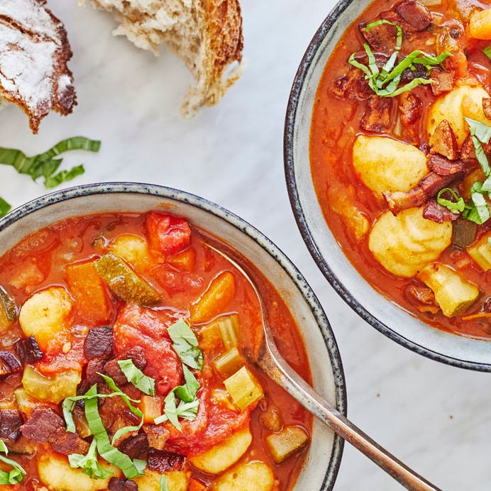 Minestronesuppe med gnocchi og bacon 