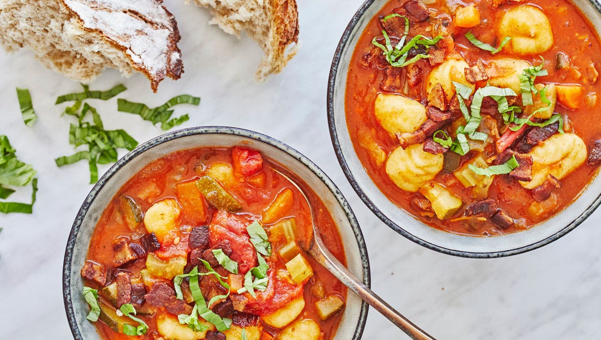 Minestronesuppe med gnocchi og bacon