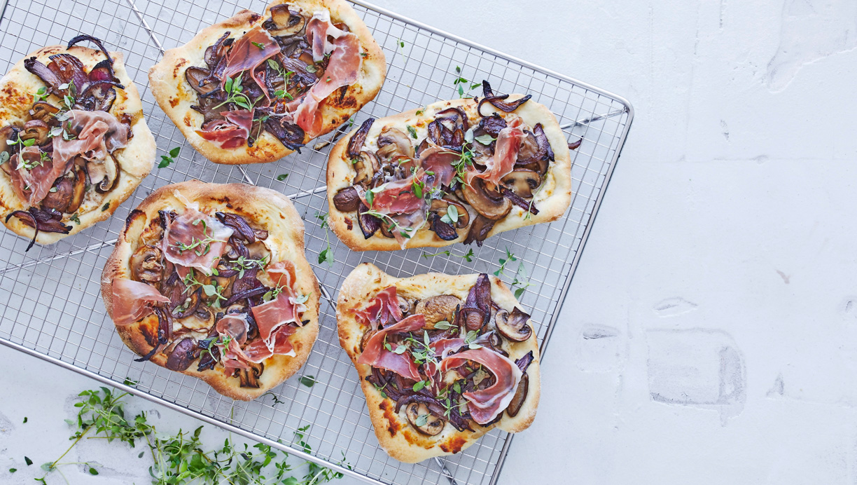 Mini-pizzaer med gedeost, svampe og sortfodsskinke 