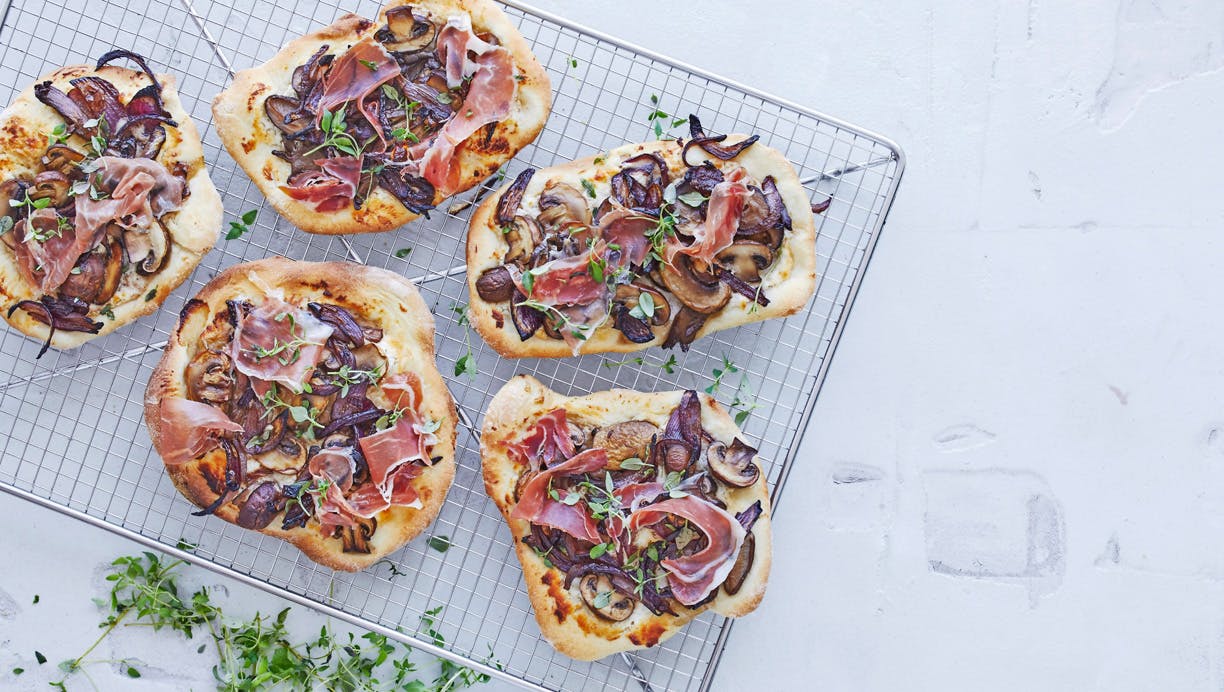 Mini-pizzaer med gedeost, svampe og sortfodsskinke