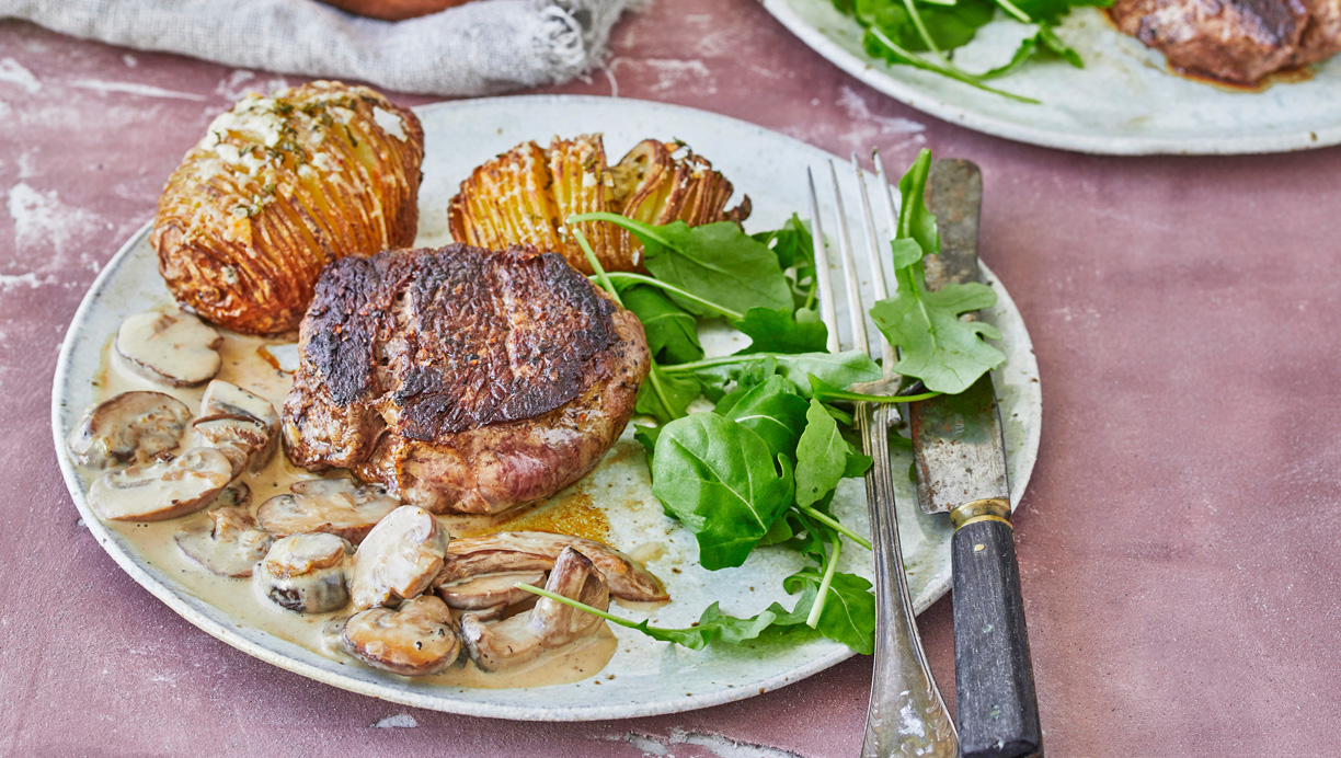 Mørbradbøffer med svampesauce og hasselbackkartofler 