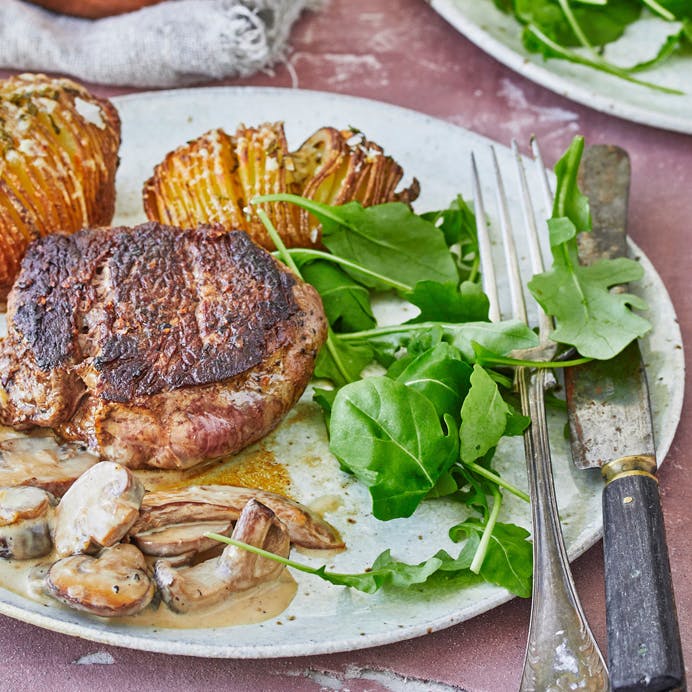 Mørbradbøffer med svampesauce og hasselbackkartofler