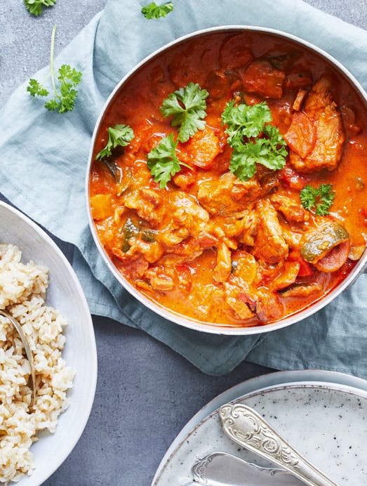 Mørbradgryde med ris og grøntsager