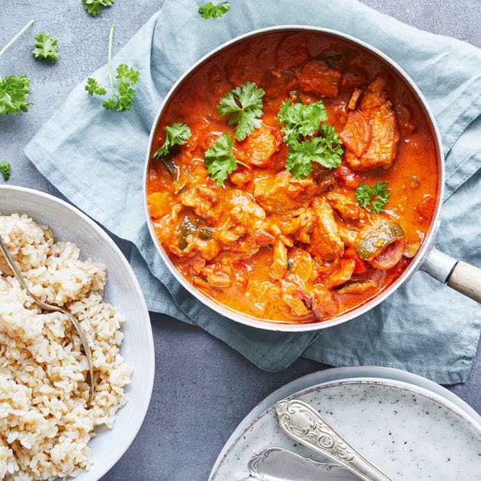 Mørbradgryde med ris og grøntsager