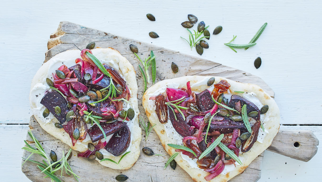 Naan-pizza med gedeost og bagte rødbeder 