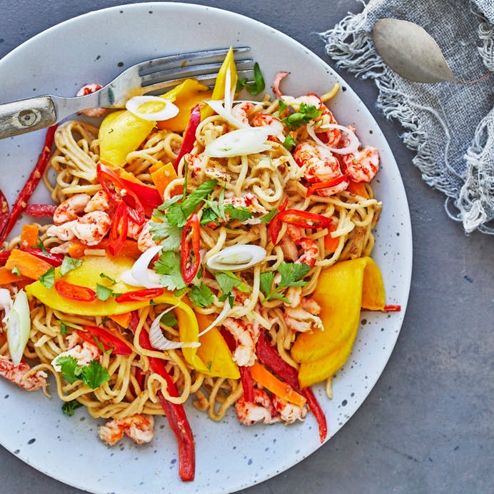 Nudelwok med krebsehaler og appelsin-sesam-dressing