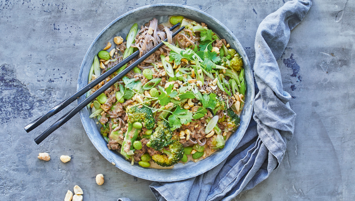 Nudler med krydret oksekød og peanuts 