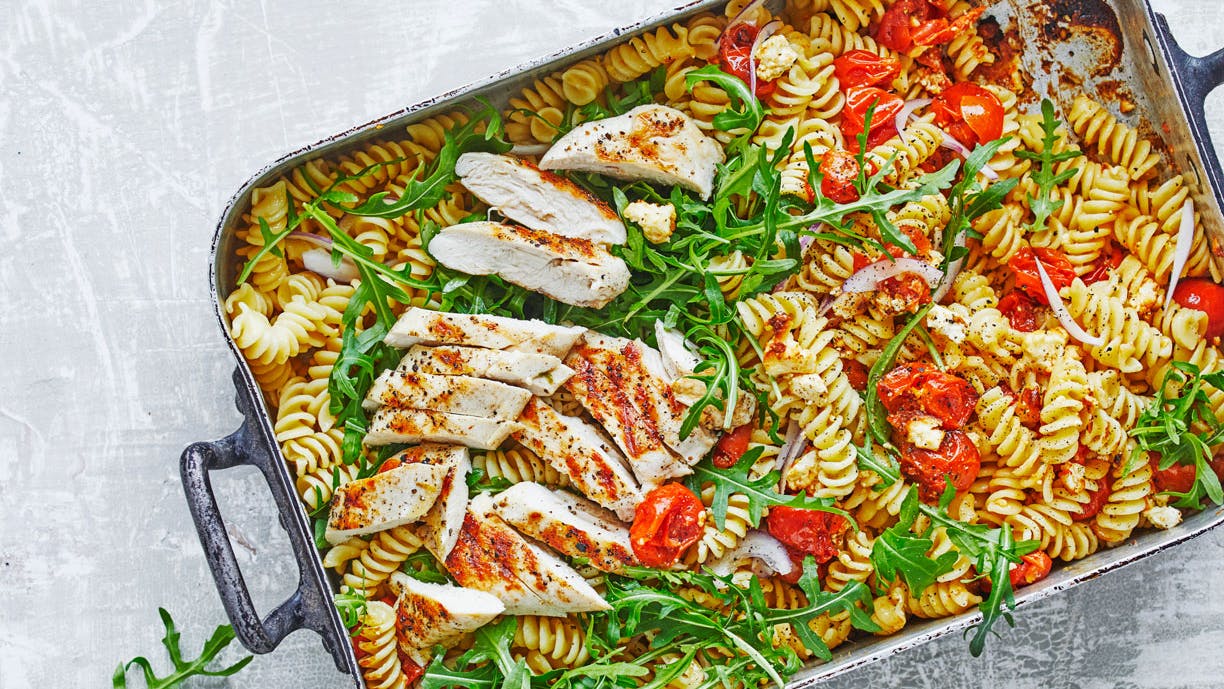 Grillet kylling og pastasalat med bagte tomater