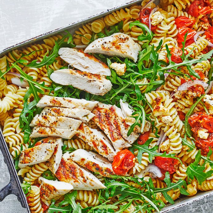 Grillet kylling og pastasalat med bagte tomater