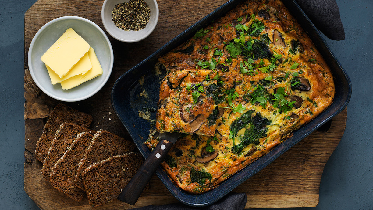 Ovnbagt æggekage med spinat og brune champignoner 