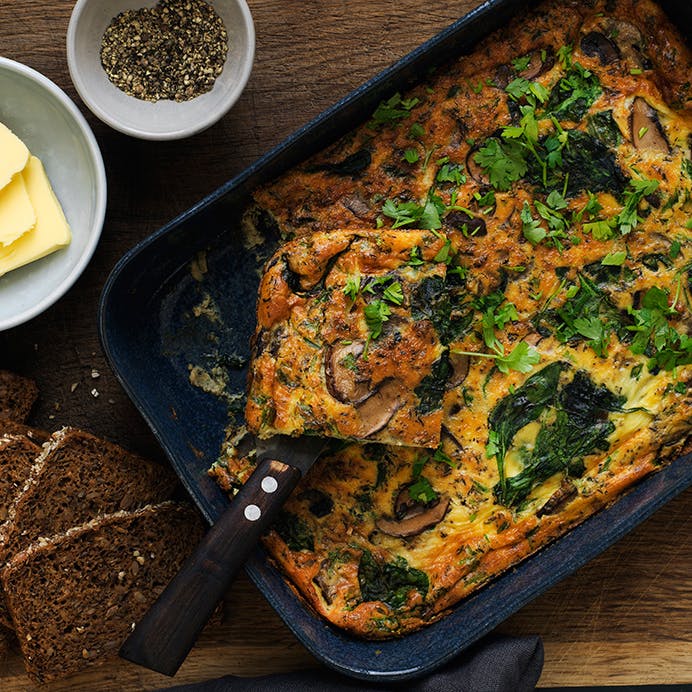 Ovnbagt æggekage med spinat og brune champignoner