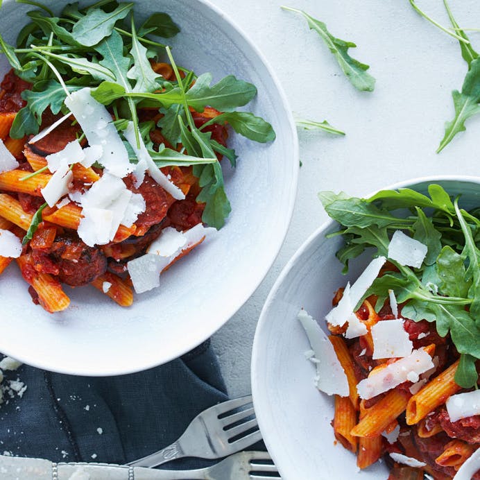 Pasta med chorizo og tomater