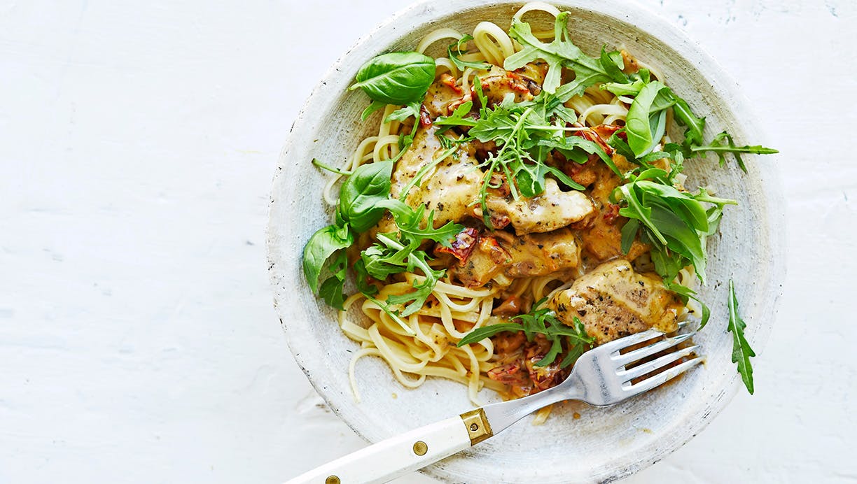 Pasta med mørbrad i tomat-fløde-sauce