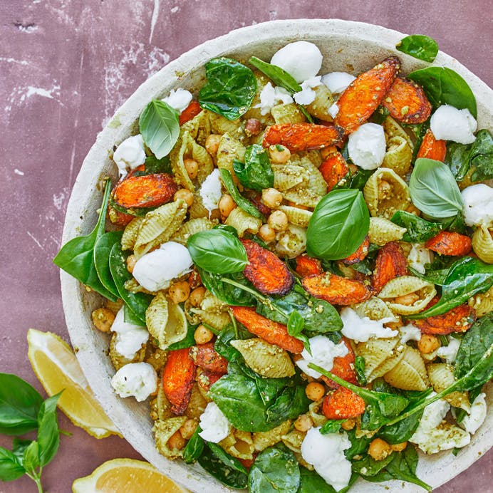 Pastasalat med grøn pesto og bagte gulerødder